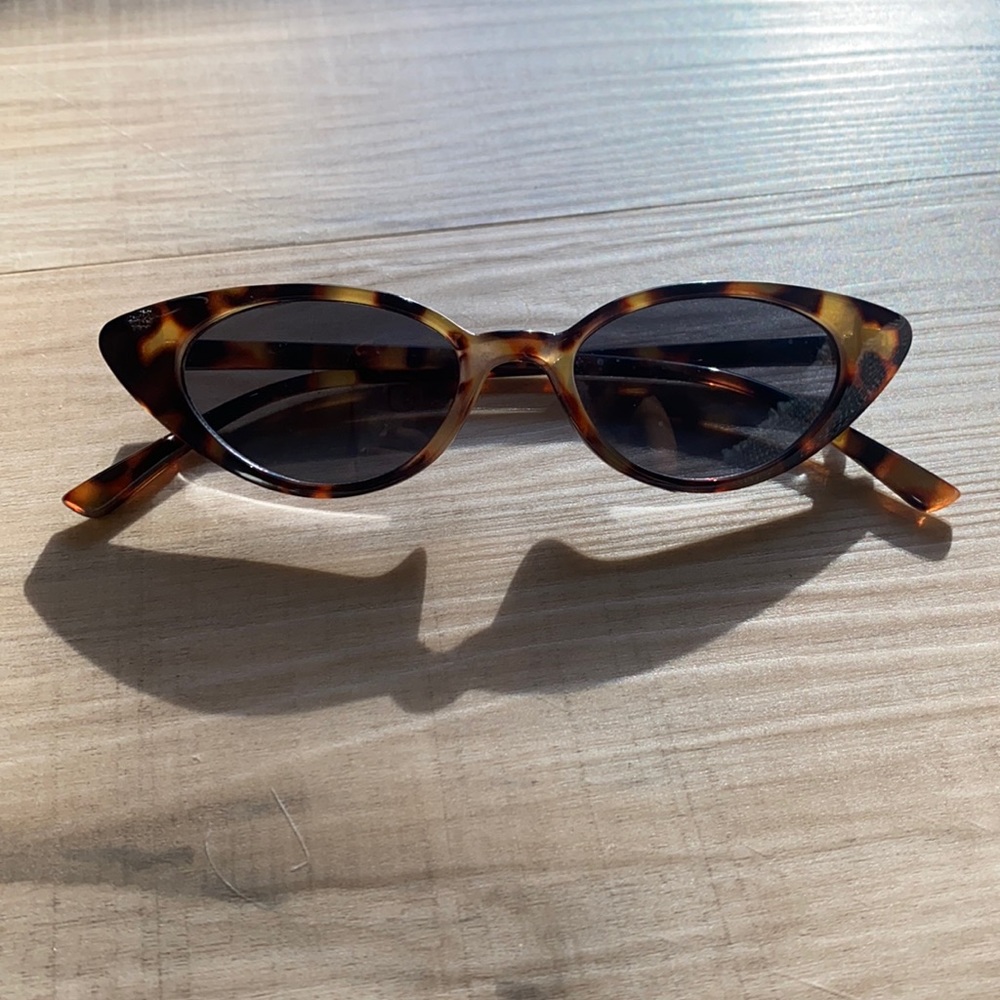 Chic Tortoise Shell Sunglasses!